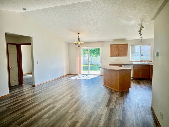 Building Photo - 3 bedroom home with expansive fenced backy...