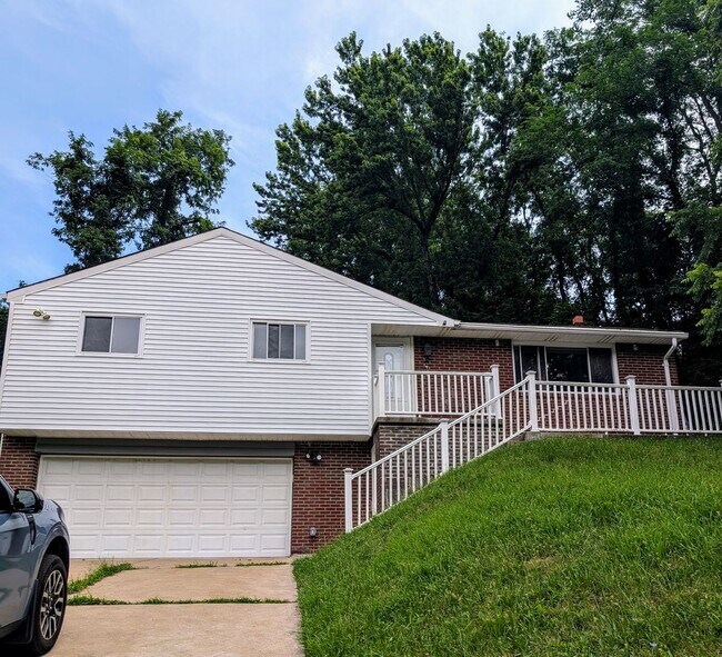 Foto del edificio - MODERN 4 BEDROOM HOME IN SOUTH PARK!