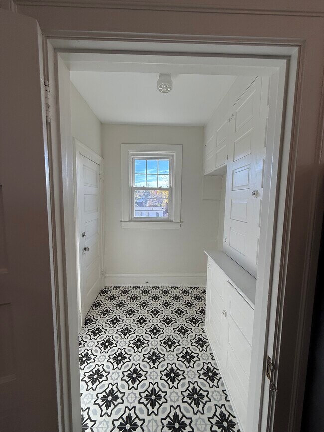 Butler pantry/laundry room - 10 Rockledge Rd