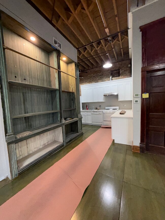 Building Photo - 936 W Roscoe St
