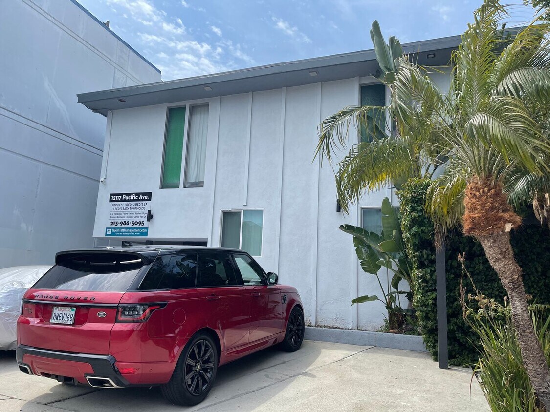 Foto principal - 12117 Pacific Ave