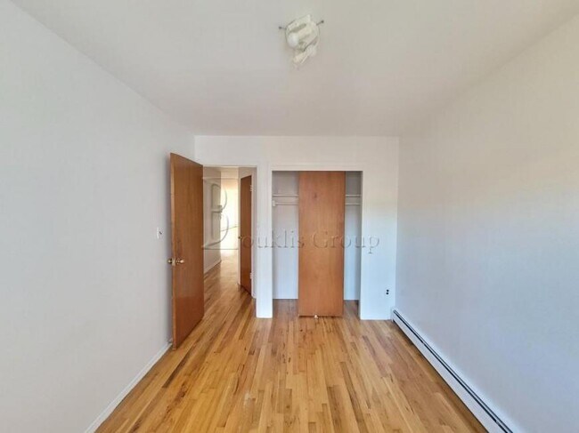 Foto del edificio - 3 bedroom in ASTORIA NY 11103