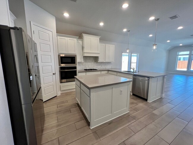 Building Photo - *COMING SOON!* 3 Bedroom / 2 Bath Home In ...