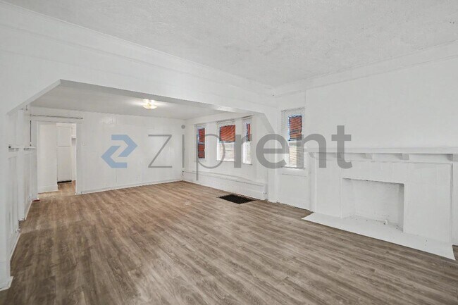 Building Photo - Unit