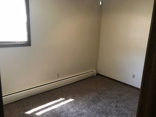 Foto del edificio - Forestview 2 Bedroom Lower Unit