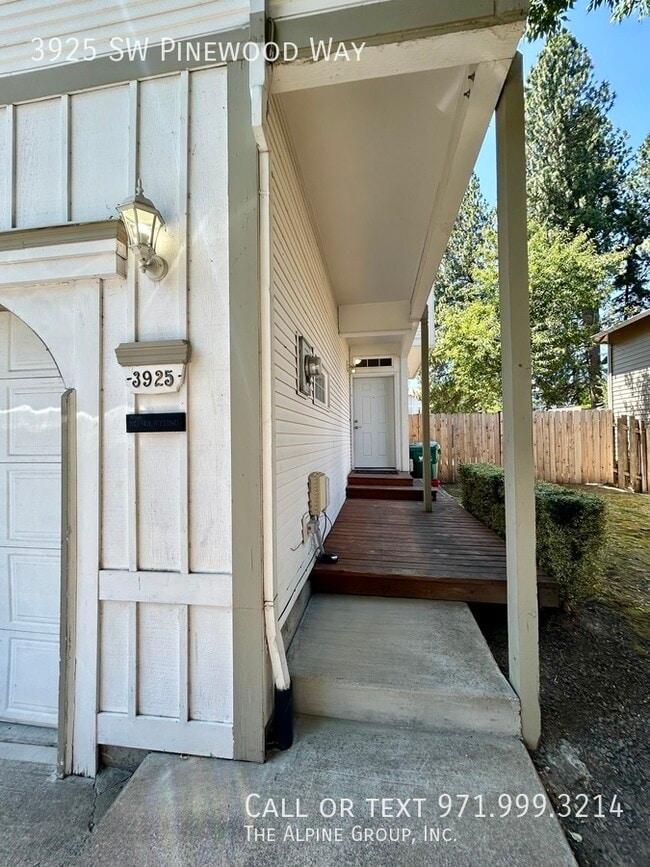 Building Photo - 3925 SW Pinewood Way