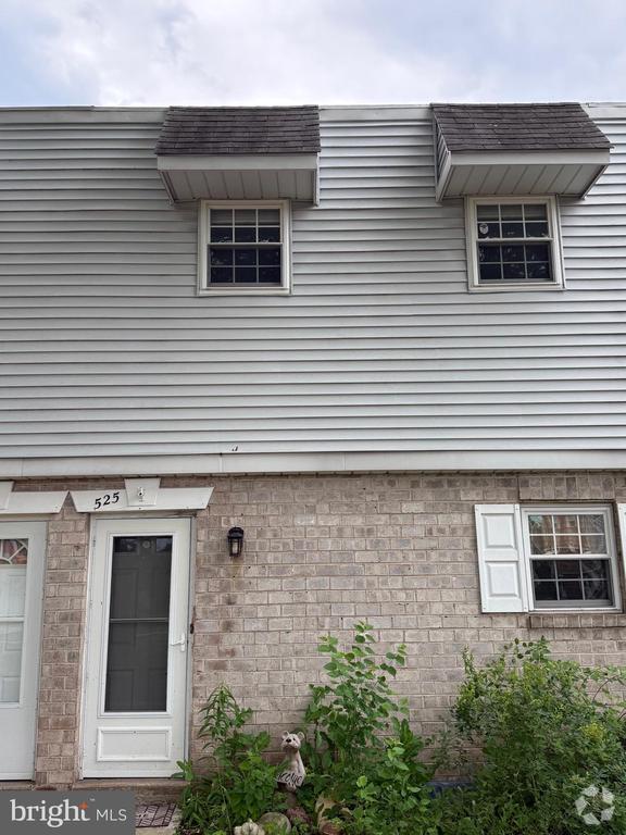 Building Photo - 525 Village Ln.