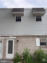 Building Photo - 525 Village Ln.