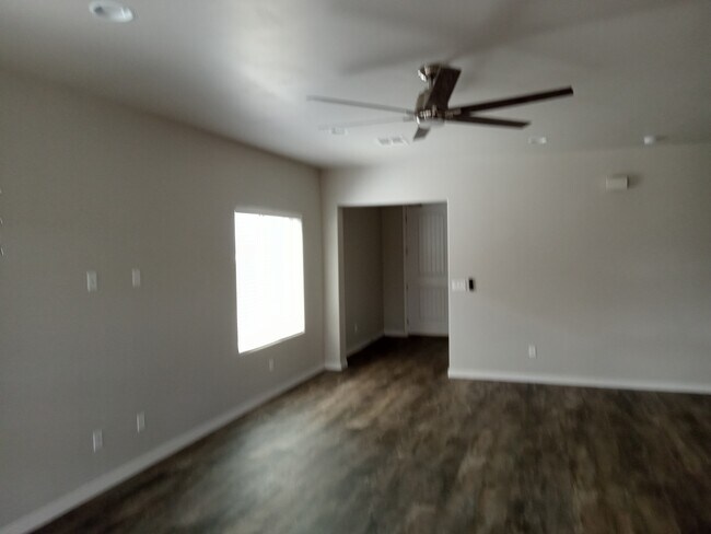Building Photo - 3570 N Kenneth Rd