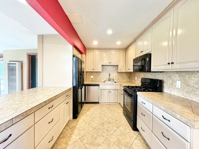 Building Photo - Beautiful 5 Bedroom/ 2 Bathroom home locat...