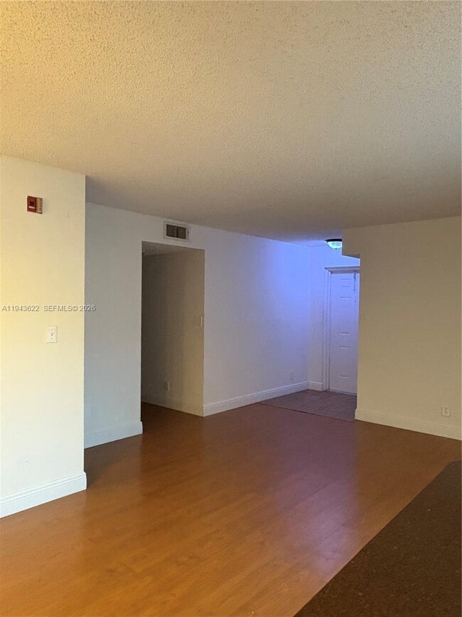 Foto del edificio - 7680 Westwood Dr