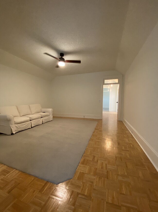 living room, view back to entrance - 1015 W Horatio St