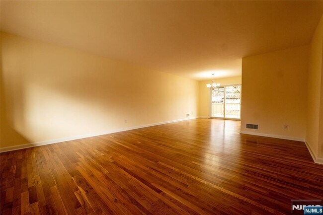 Building Photo - 10 Eastbrook Dr