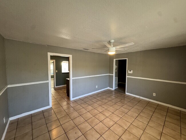 Foto del edificio - "Spacious 5-Bedroom Haven with 2 Full Baths in Tampa's Heart – 1656 Sq Ft of Comfort!"