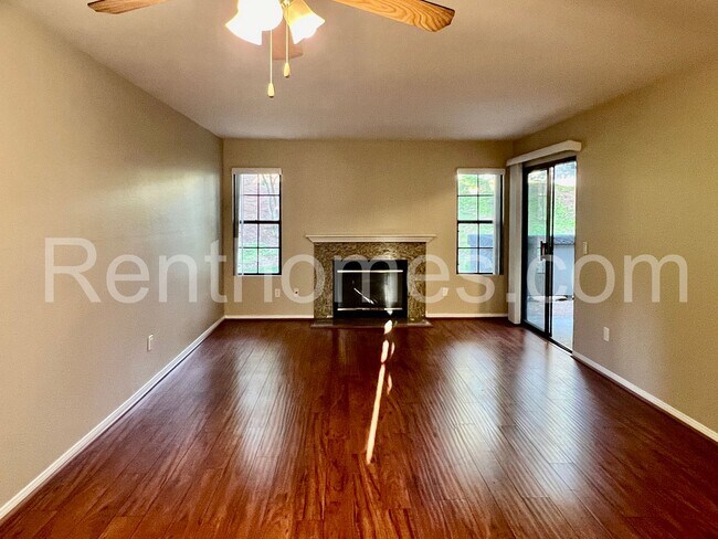 Building Photo - Rancho Bernardo, 15062 Avenida Venusto #24...