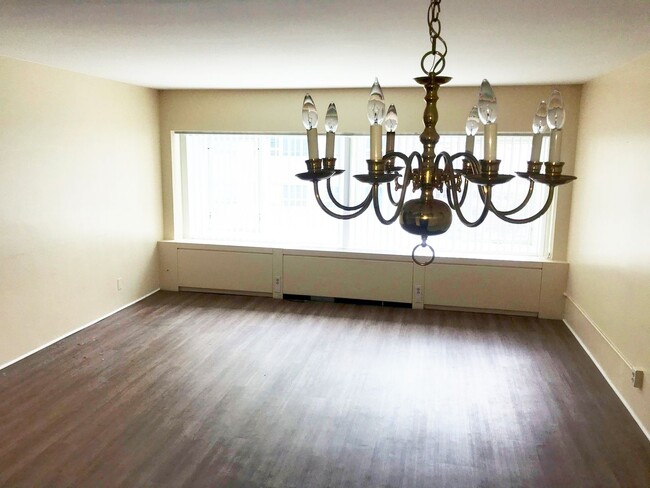 Building Photo - Gorgeous and Updated One Bedroom Unit in D...