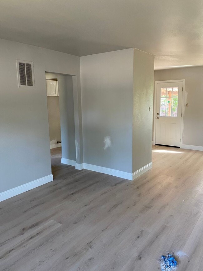 Building Photo - 807 Raleigh Cir