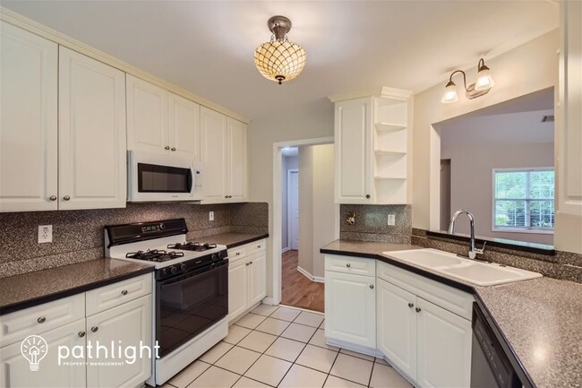 Building Photo - 180 Carriage Circle