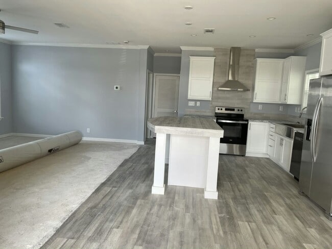 Building Photo - 586 Country Meadows Blvd