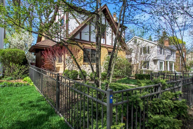 Building Photo - 1936 Thornwood Ave