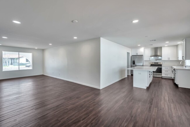 Building Photo - Luxury Remodeled 4 Bed/2 Bath Home w Pool ...