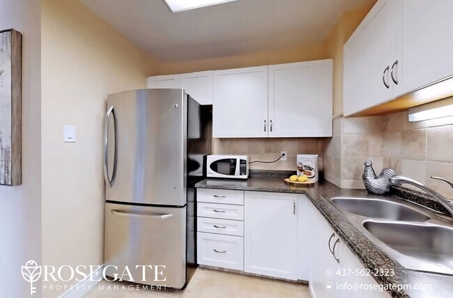 Photo du bâtiment - Spacious 3-Bedroom Condo with Parking & Stainless Steel Appliances – Kitchener