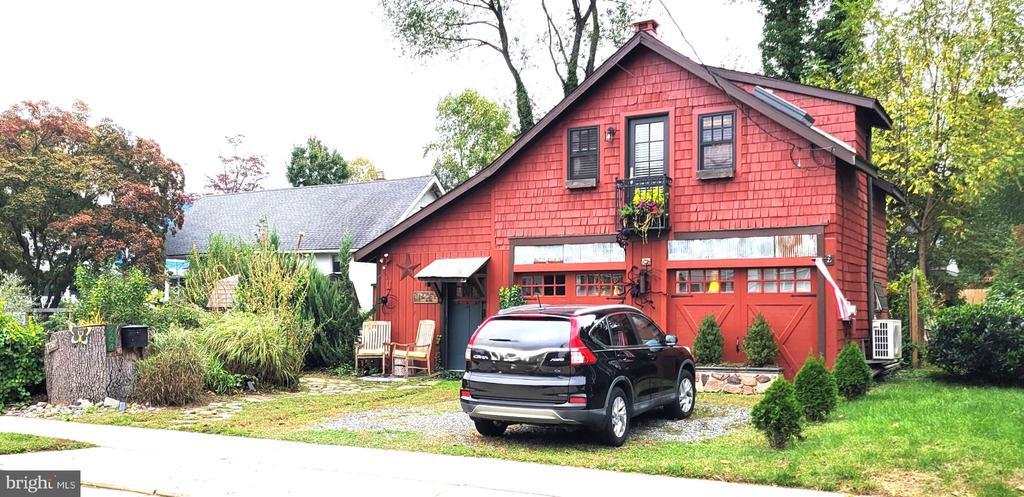 Primary Photo - 264 Lake St