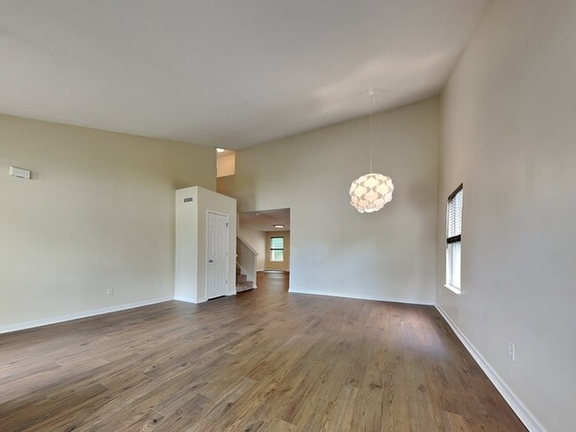 Building Photo - 4 bed 2.5 bath with a fenced in backyard!