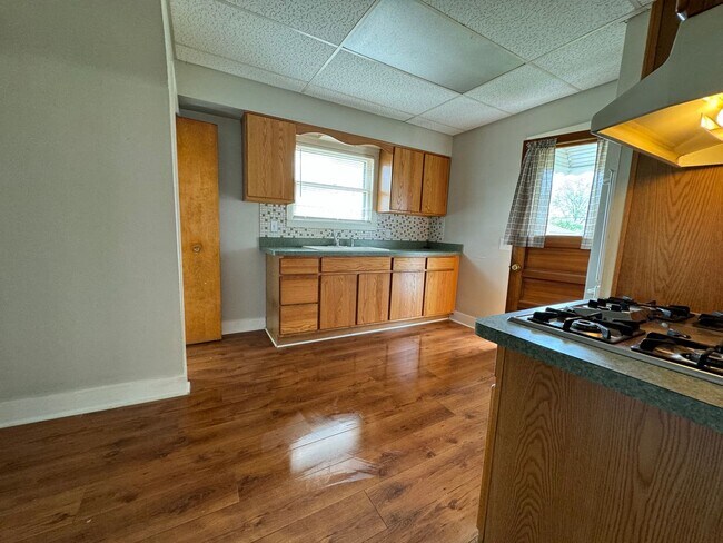 Foto del edificio - Newly updated 3 bd single fam house ( NO V...