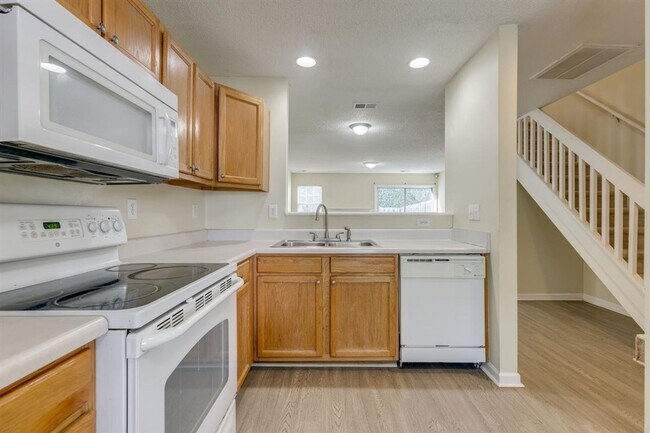 Building Photo - Pristine, move in ready 2 story Townhome l...
