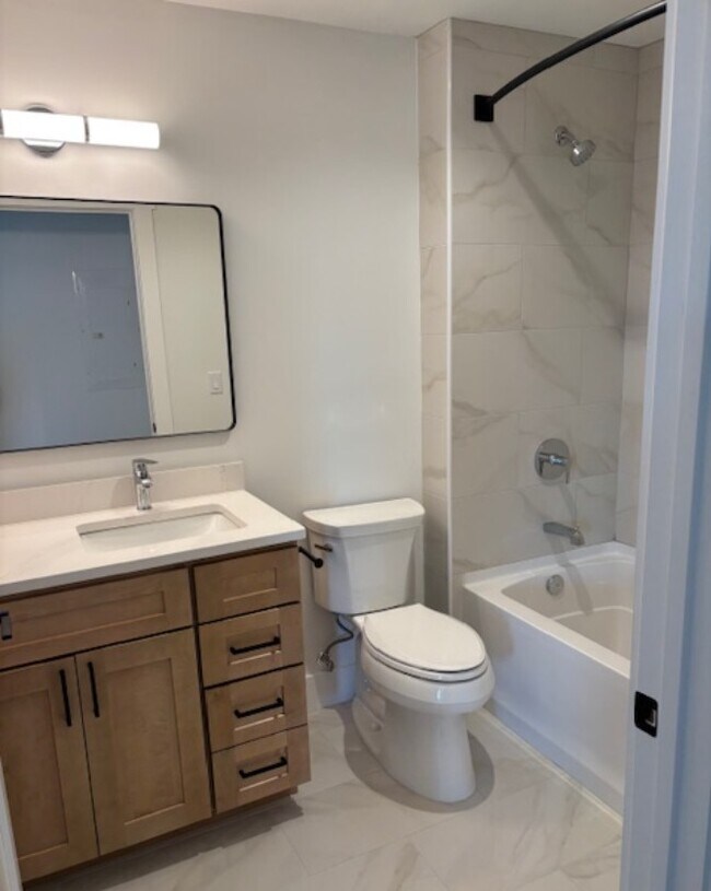 Foto del edificio - 180 Deer Park Ave