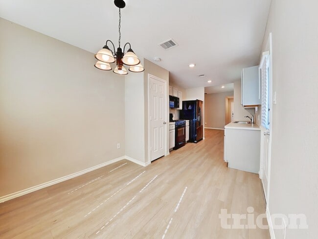 Building Photo - 11151 N Lake Mist Ln