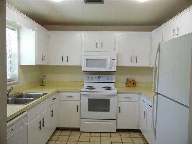 Building Photo - 900 Jasmine Ln