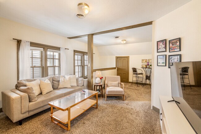 Foto del edificio - 2837 N Downer Ave