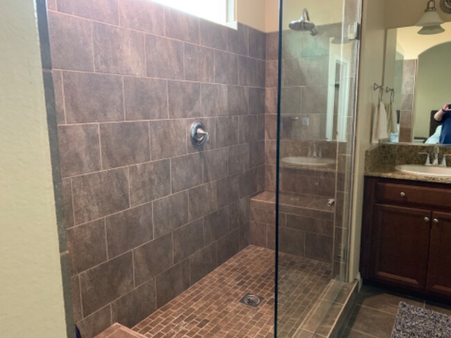 Foto del edificio - 471 Rosewood Ave