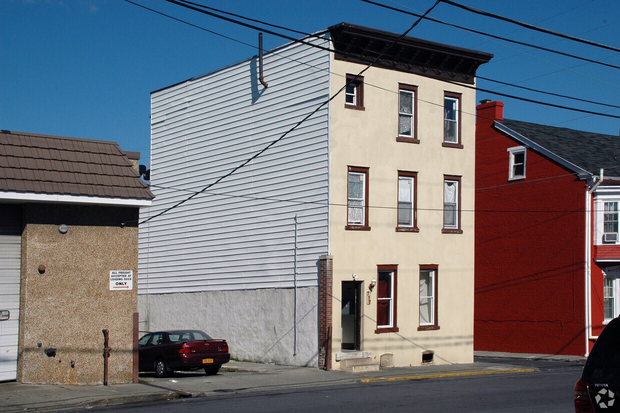 Primary Photo - 717 W Liberty St
