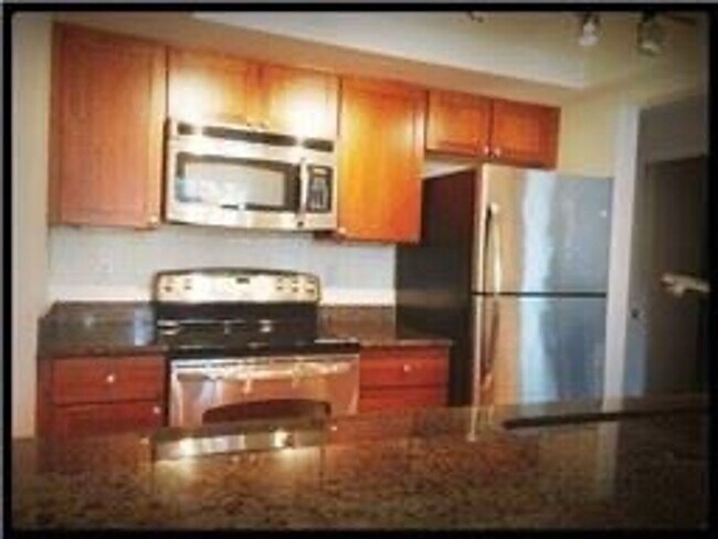 Foto del edificio - Quiet ground floor unit with access to lar...