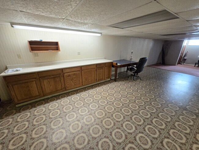 Minicocina con nevera pequeña y microondas. Zona de estudio. - 6874 Joanne Cir N