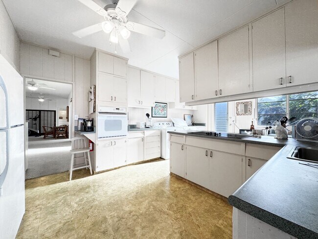 Foto del edificio - Furnished Kaimalino House Fronting Canal & Overlooking Kailua Bay