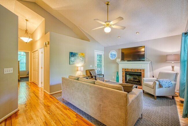 Foto del edificio - Adorable 2 BR, 2 BA Home - Greater North Main Area, Greenville