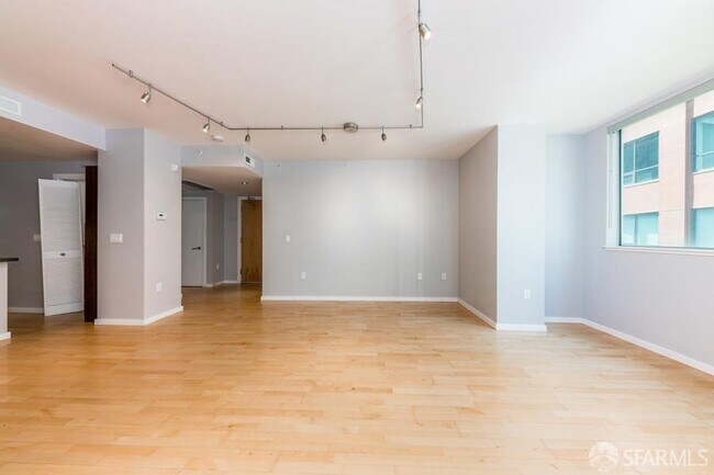Building Photo - 69 Clementina St