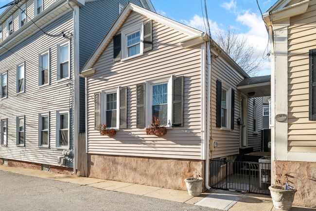 Cottage Exterior - 23 West St