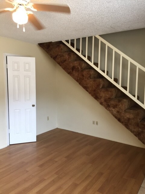 Building Photo - 305 W Pleasant Valley Rd