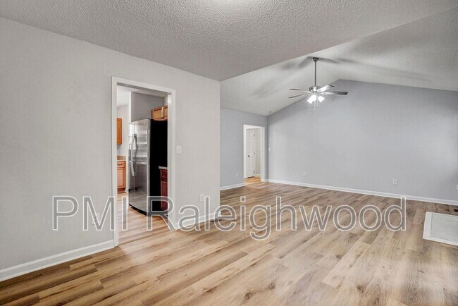 Foto del edificio - 1300 Poplar Ridge Rd