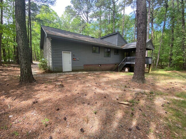Building Photo - 3 bedroom 2 bath with bonus room. peaceful...