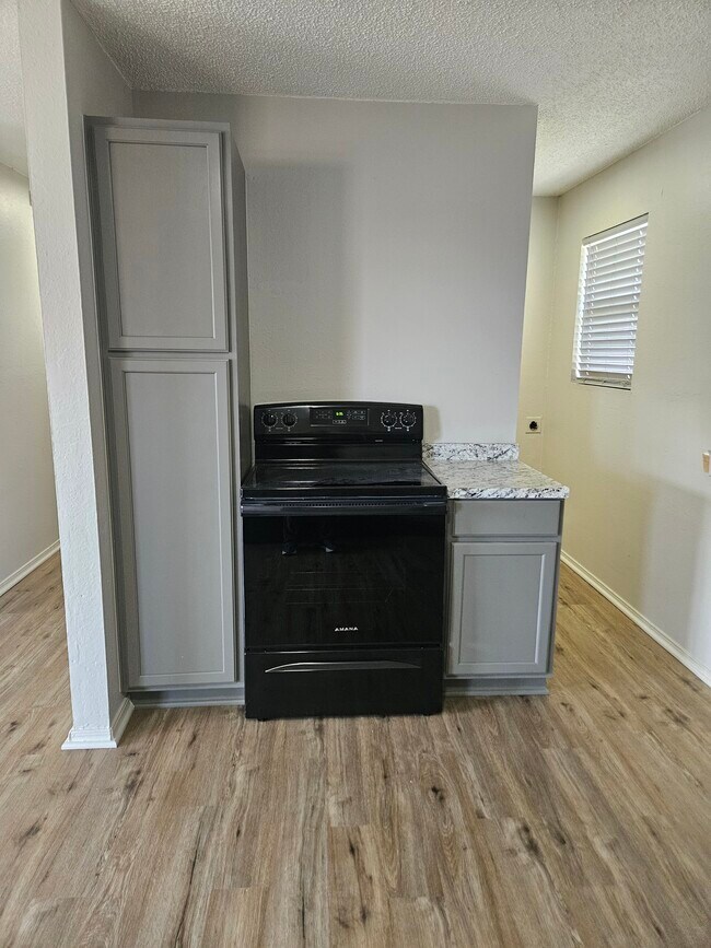 Foto del edificio - 1830 N Troost Ave