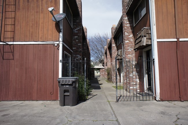 Building Photo - 942 Porter Ave