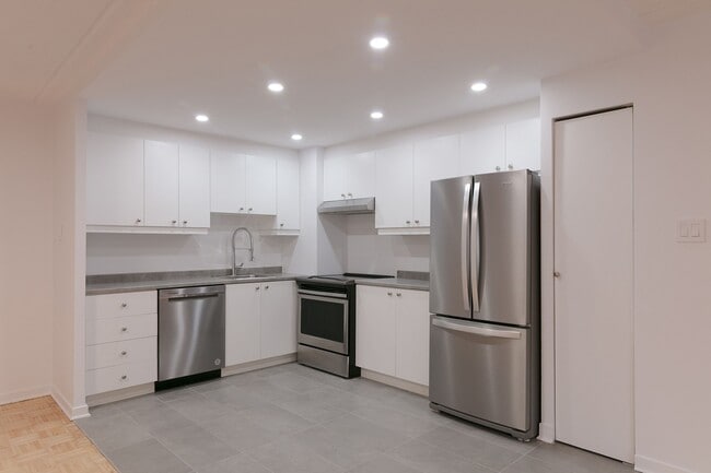 Building Photo - 4800 Maisonneuve Blvd W