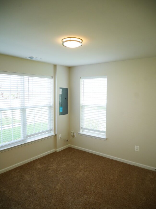 Building Photo - Stunning 3 Bedroom End Unit Townhome