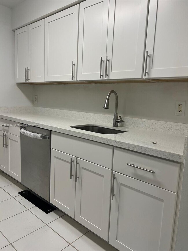 Building Photo - 500 NE 2nd St